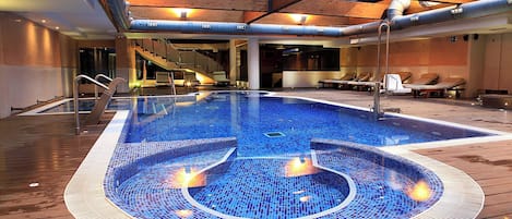 Een sauna, een bubbelbad, een stoombad, een Turks bad/hammam