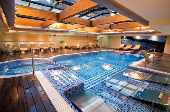 Sauna, hot tub, steam room, Turkish bath/hammam, hydrotherapy, massages