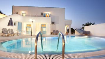 Kolam renang terbuka, kerusi lepak pantai