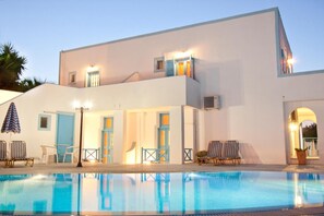 Outdoor pool, sun loungers - Villa Pelekanos (Santorini)