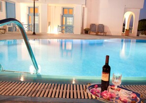 Outdoor pool, sun loungers - Villa Pelekanos (Santorini)