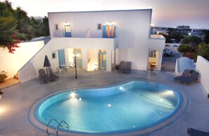 Outdoor pool, sun loungers - Villa Pelekanos (Santorini)