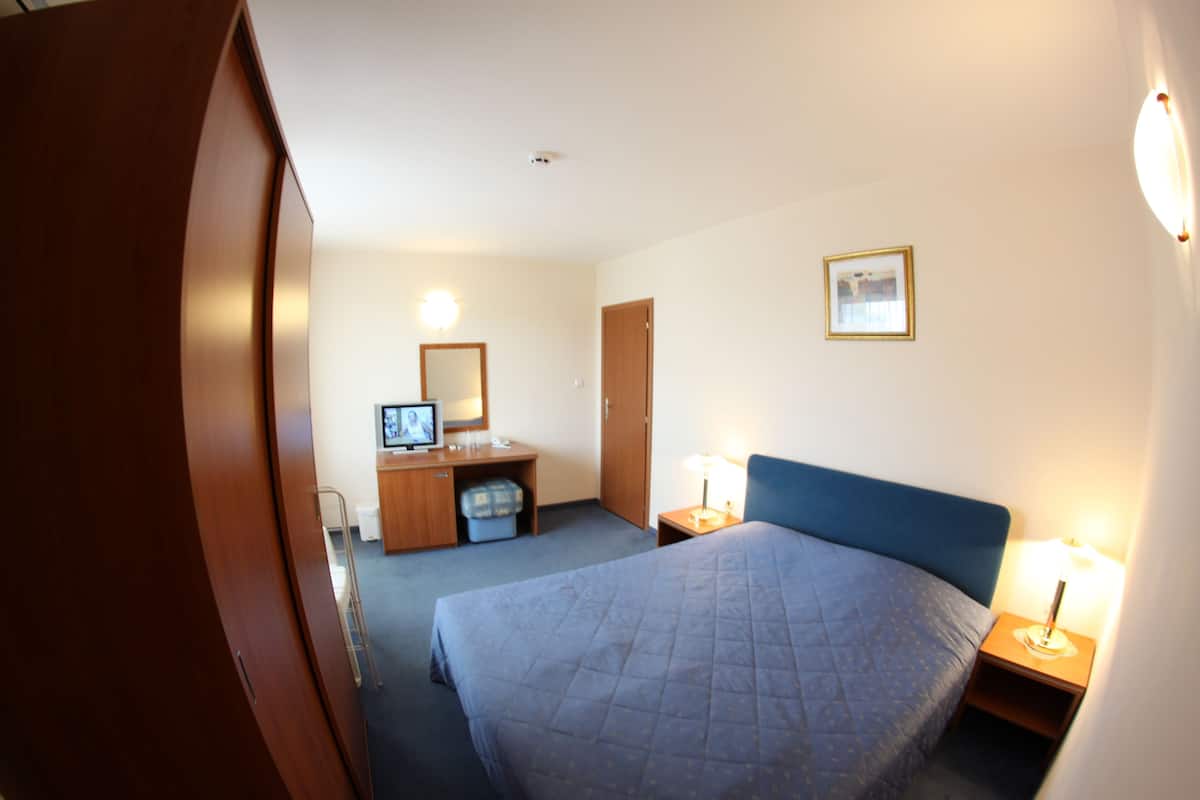 Select Comfort beds, minibar, in-room safe, desk