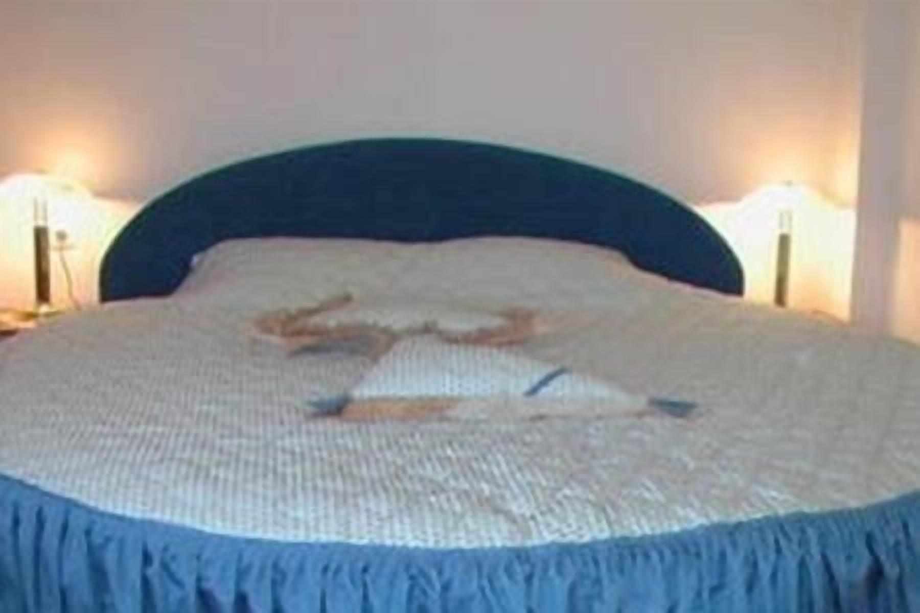 select comfort beds, minibar, in-room safe, desk