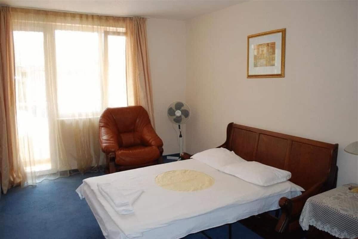 select comfort beds, minibar, in-room safe, desk