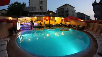 Piscina externa sazonal, funciona das 7h às meia-noite, guarda-sóis