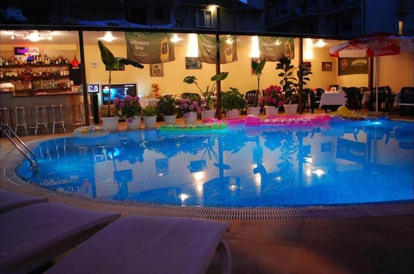 Piscina a l'aire lliure de temporada (horari: 07:00-00:00) i para-sols 