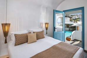 Cave Hot Tub Suite with Pool View | Italienska Frette-lakan, allergitestade sängkläder och duntäcken