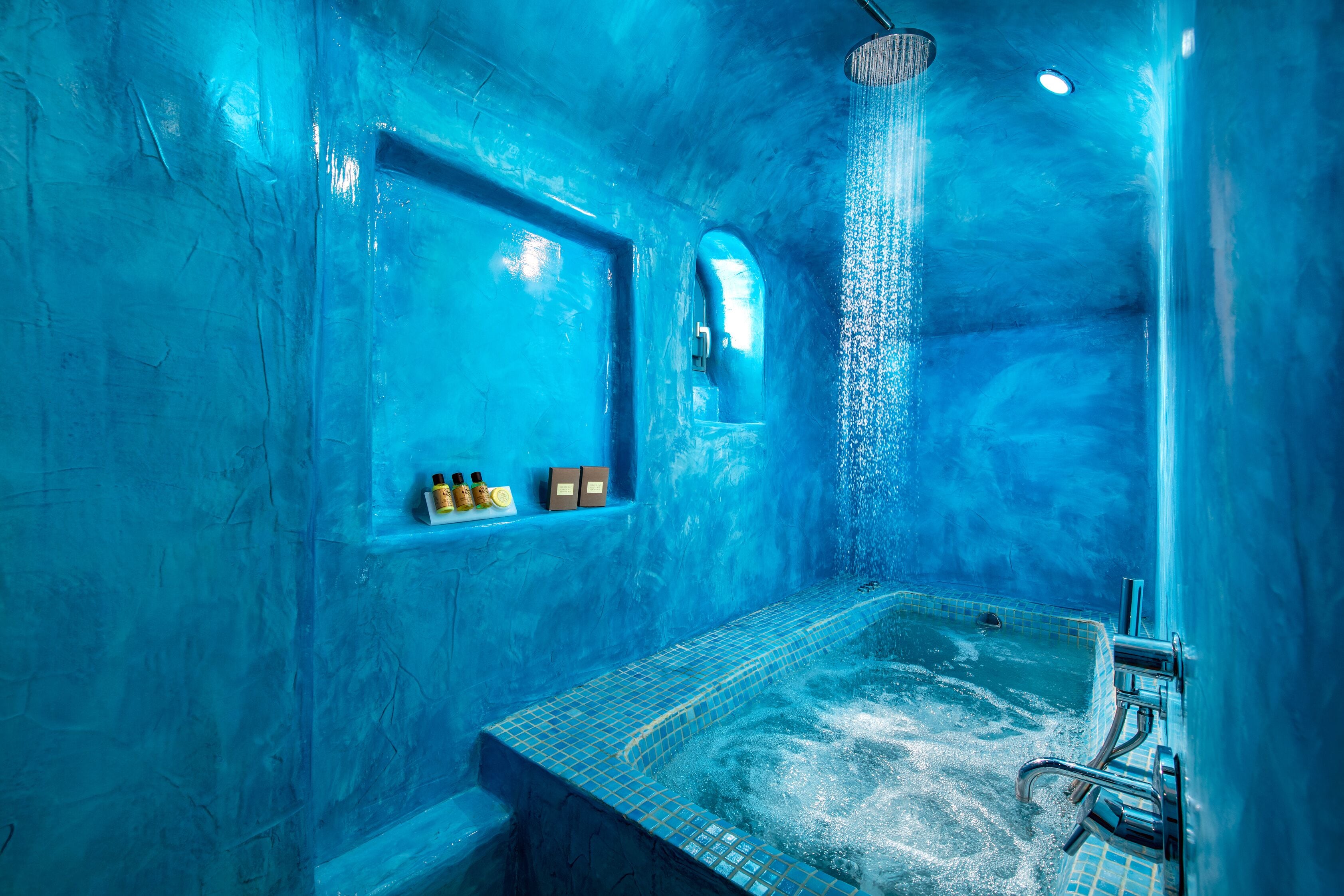 suite, hot tub (cave) | private spa tub
