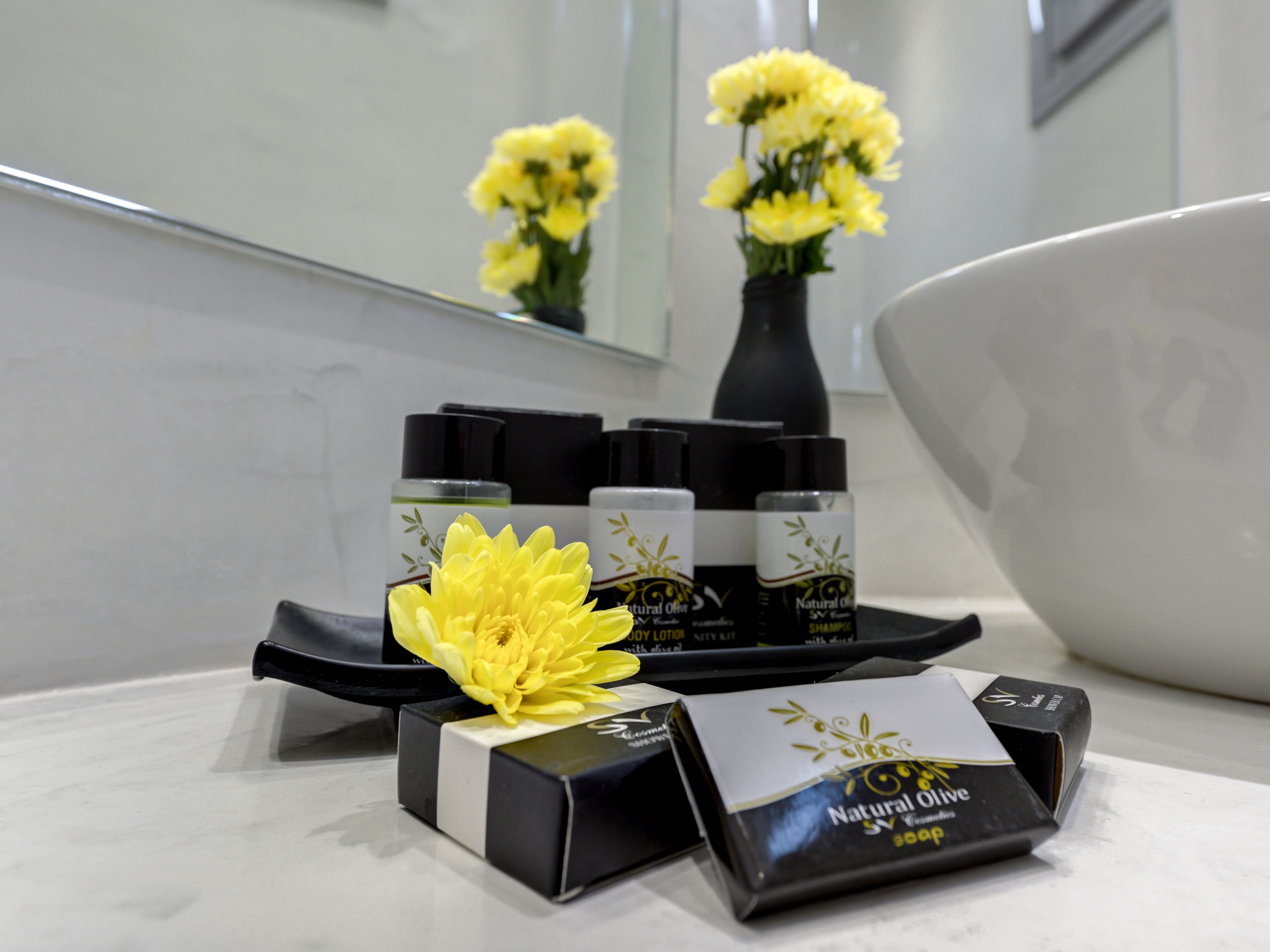 suite, hot tub (cave) | 1 bedroom, frette italian sheets, pillow-top beds, minibar