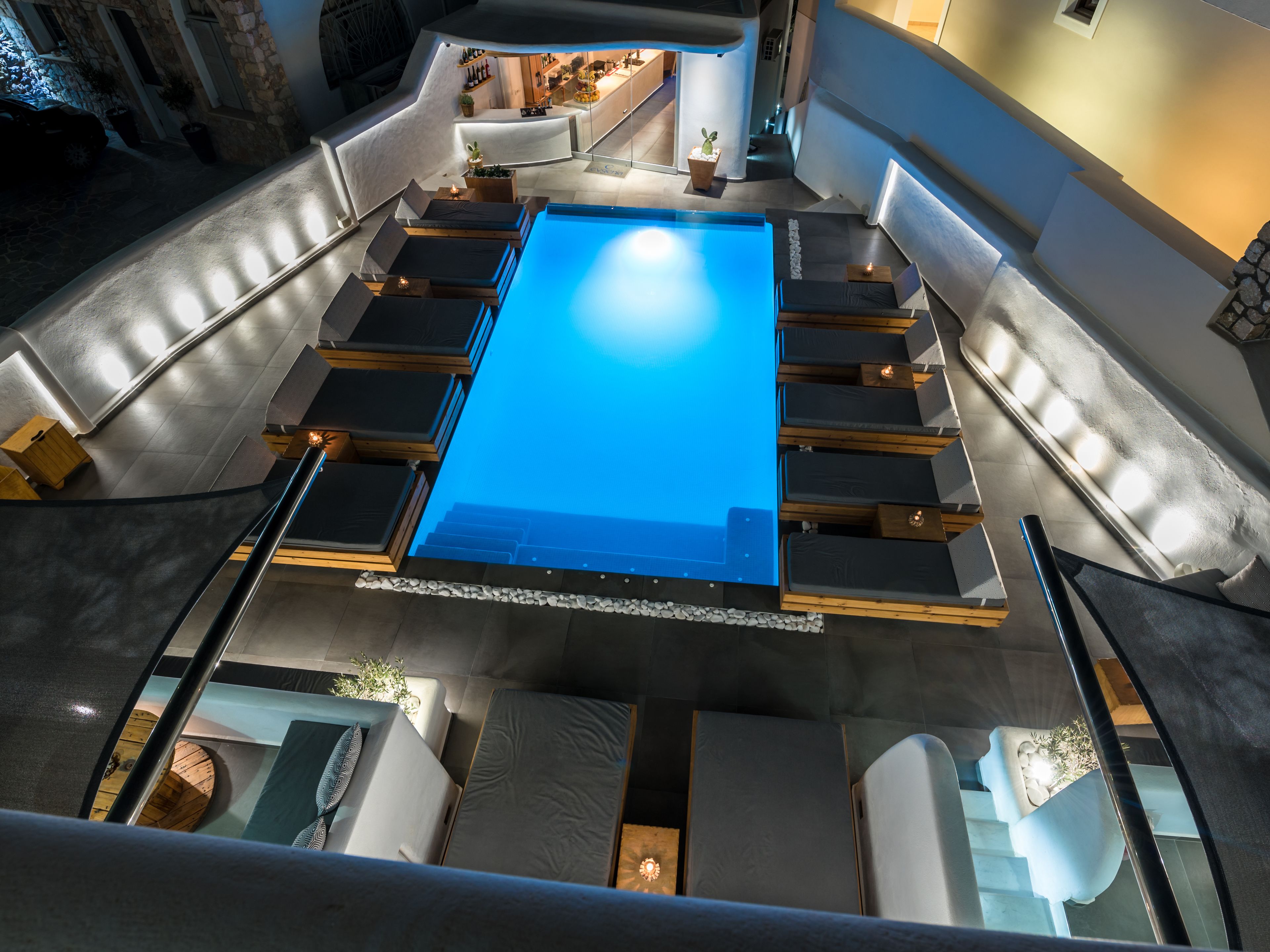 Une piscine sur le toit, dotée de plusieurs espaces aménagés pour s’asseoir et d’un bar.