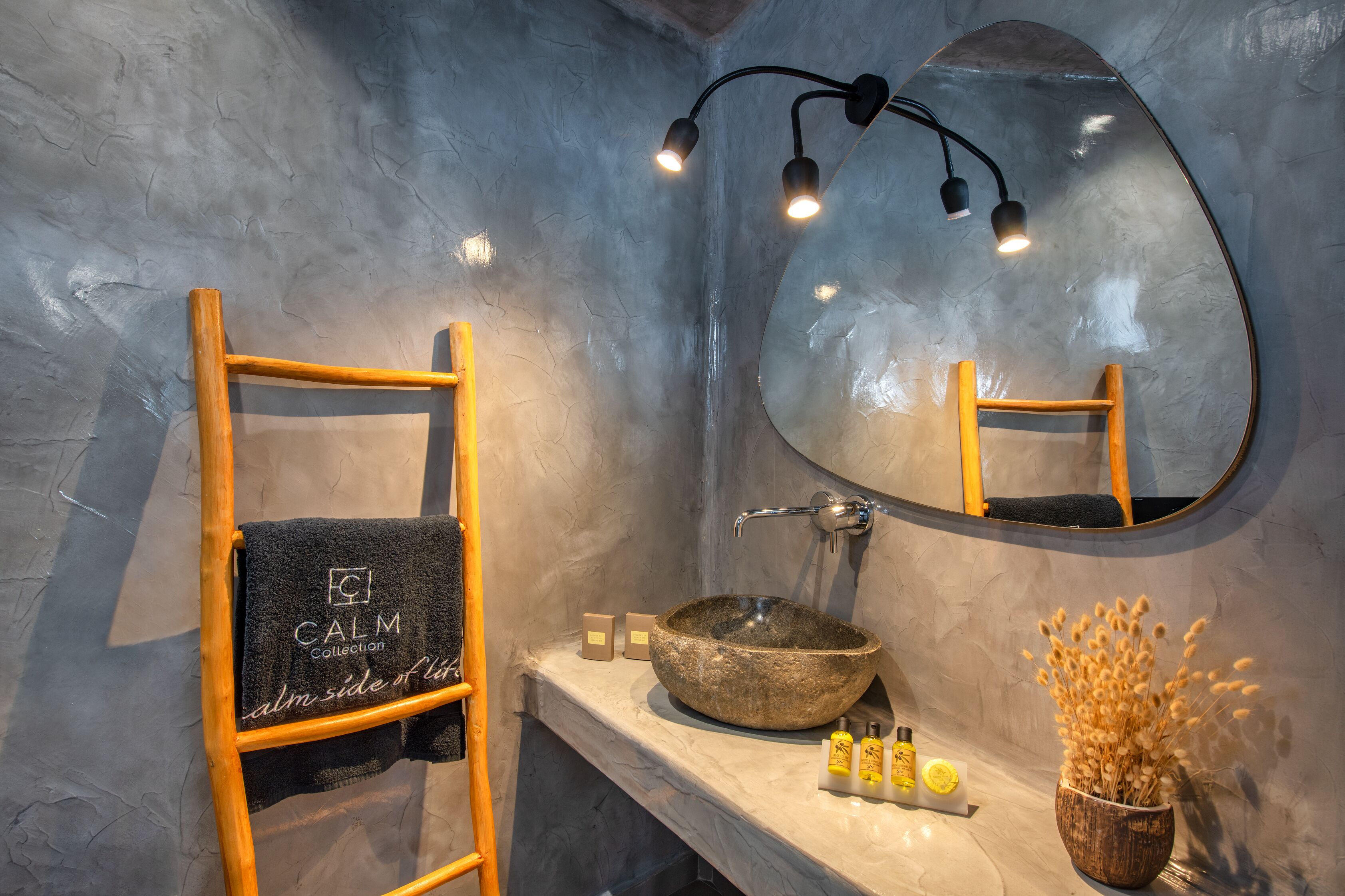 suite, hot tub (cave) | bathroom sink