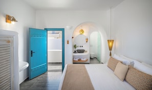 Quarto com cama, banheiro com pia e espelho, e corredor que dá para um armário.