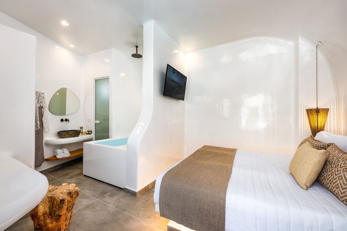 Cave Hot Tub Suite with Pool View | 1 makuuhuone, italialaiset Frette-lakanat, pillowtop-patjalliset sängyt