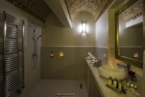 Shower, pengering rambut, jubah mandi, dan sandal