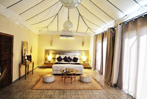 Konungleg svíta - 1 stórt tvíbreitt rúm - gott aðgengi - útsýni yfir garð | Míníbar, öryggishólf í herbergi, hljóðeinangrun