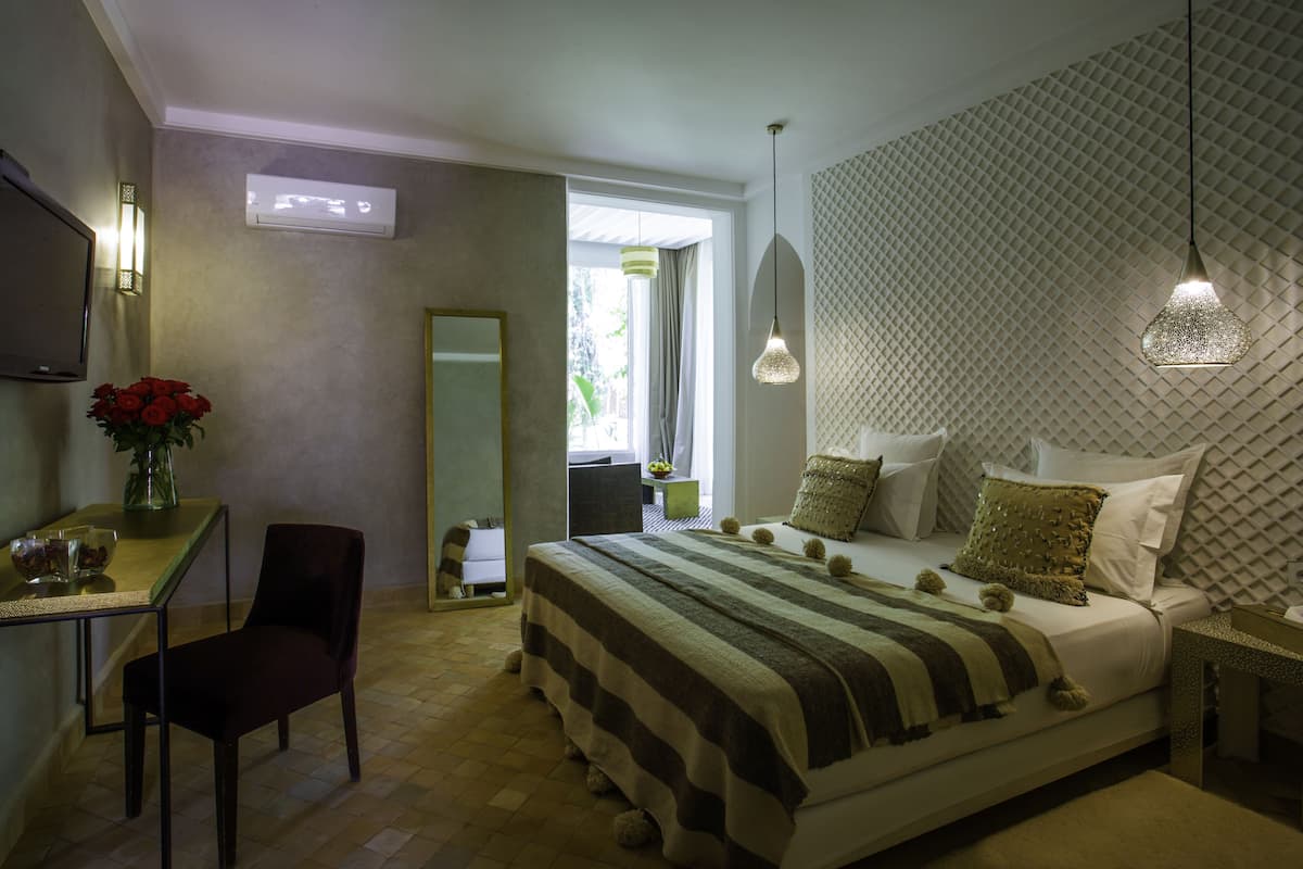 Senior Suite, 1 Bedroom | Minibar, in-room safe, soundproofing, WiFi (free)