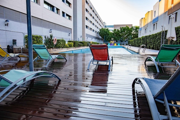 Piscina externa sazonal, espreguiçadeiras