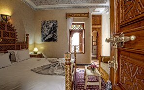 Kamar Double Superior | Seprai premium, brankas, dan didekorasi berbeda-beda