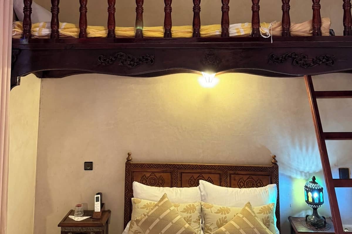 Standaard kamer, 1 twee- of 2 eenpersoonsbedden, aan de binnenplaats | Luxe beddengoed, een kluis op de kamer, individueel gedecoreerd