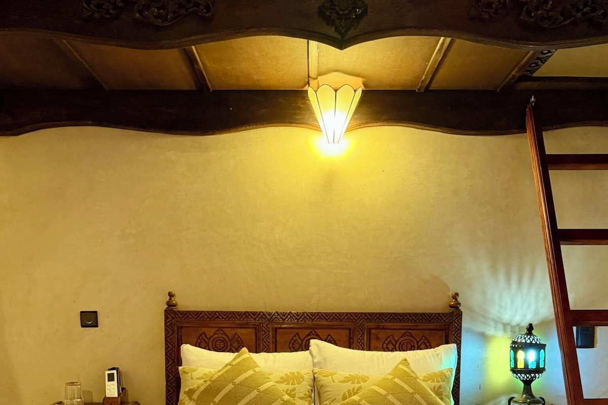 Habitación estándar con 1 cama doble o 2 individuales, en la zona del patio | Ropa de cama de alta calidad, caja fuerte, cortinas opacas