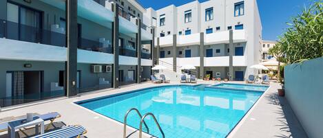 Superior-huoneisto, näköala uima-altaalle | Näkymä parvekkeelta