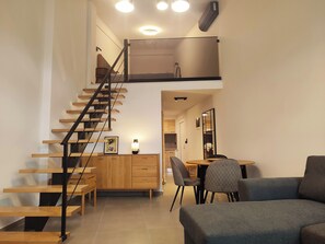 ซูพีเรียอพาร์ทเมนท์, วิวสระว่ายน้ำ | บริเวณนั่งเล่น | ทีวีจอแบน 19 นิ้ว พร้อมช่องดาวเทียม, ทีวี