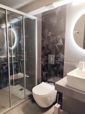 Superior-Apartment, Poolblick | Badezimmer