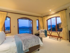 Phòng Suite Cao cấp, quang cảnh hồ (Oyster Suite) | Bộ trải giường bằng vải cotton Ai Cập, bộ đồ giường kháng dị ứng 