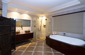 Luxury Suite, Lake View (Oyster Suite) | Bathroom - Villa Paradisa Guest House (Knysna)