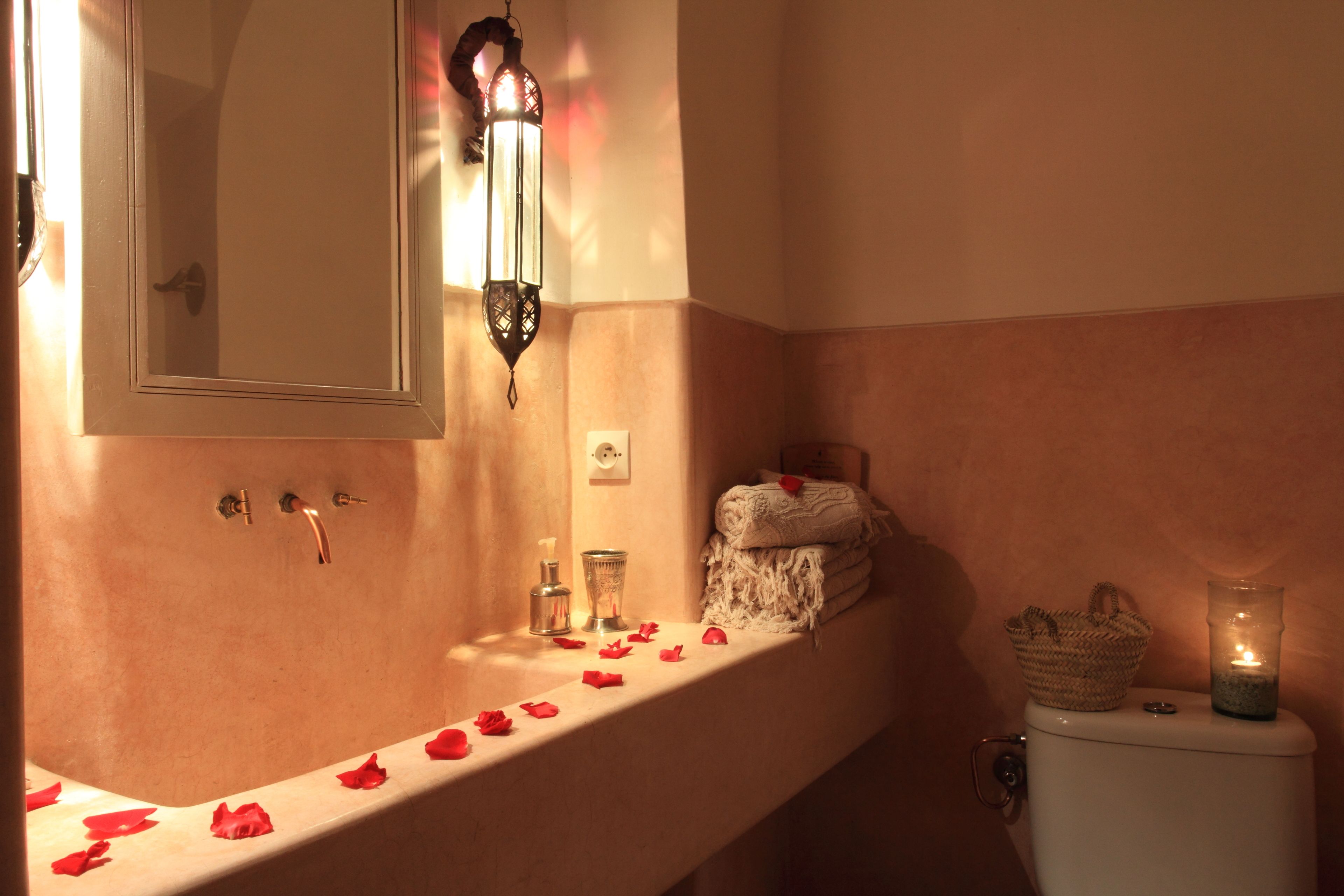 Un baño con bañera, inodoro y lavabo.