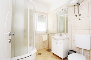 Luxury-Apartment (for 2 people) | Badezimmer | Dusche, kostenlose Toilettenartikel, Haartrockner, Handtücher