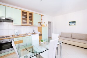 Luxury-Apartment (for 4 people) | Wohnzimmer | LCD-Fernseher, Kamin