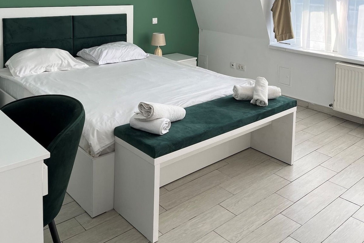 In-room safe, desk, soundproofing, WiFi (free)