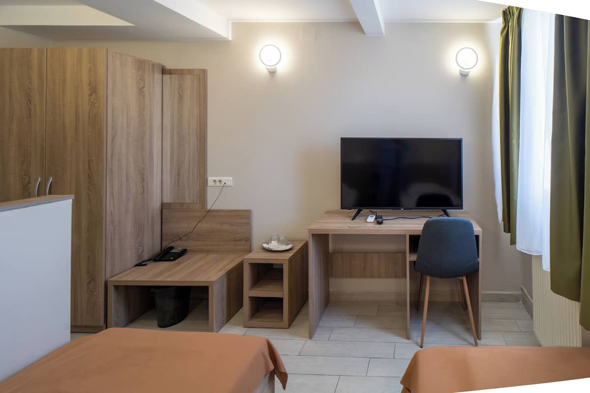 In-room safe, desk, free WiFi