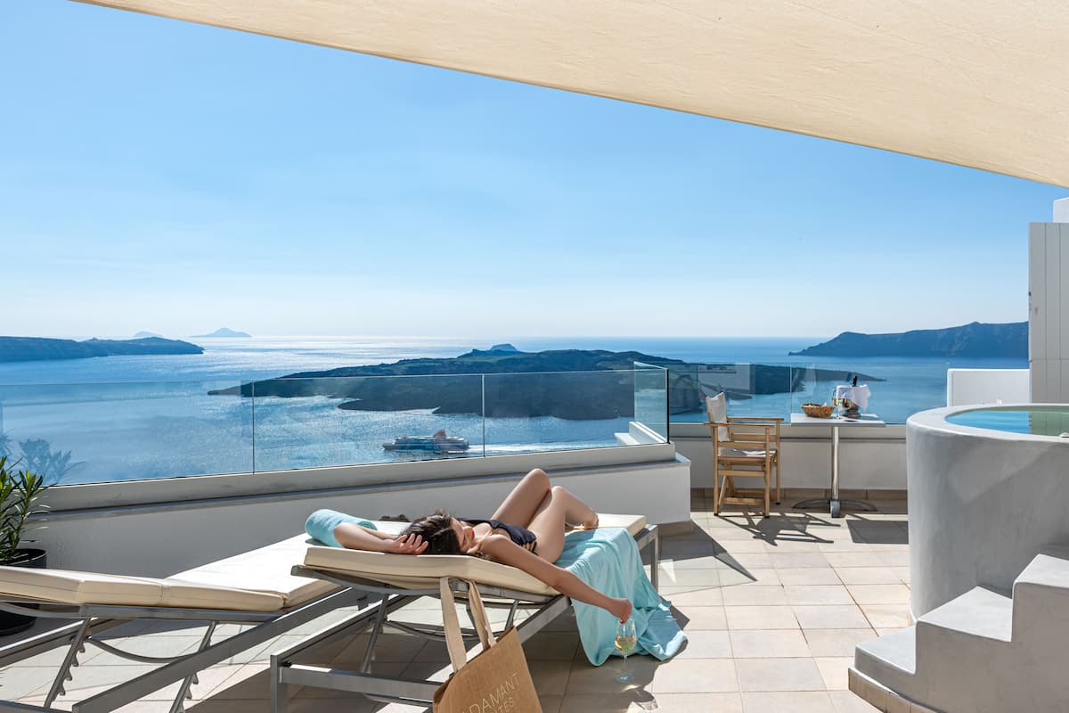 Une femme se détend sur un transat, avec vue sur la mer et les îles au loin.