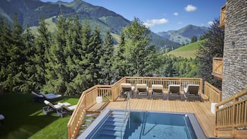 Außenpool, geöffnet von 12:00 Uhr bis 20:00 Uhr, Sonnenschirme