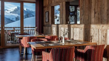 Frühstück, lokale und internationale Küche, Blick auf den Garten