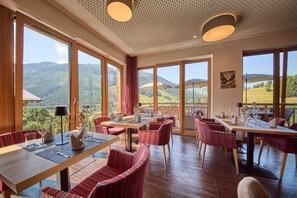 Frühstück, lokale und internationale Küche, Blick auf den Garten 