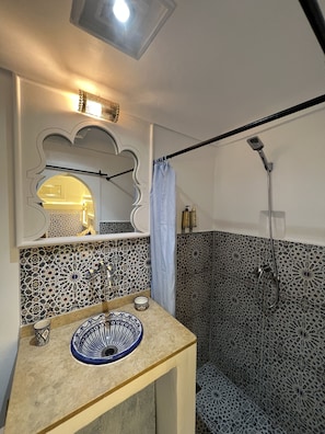 Twin Room | Bathroom | Shower, free toiletries, hair dryer, towels - Riad Andalla (Marrakech)