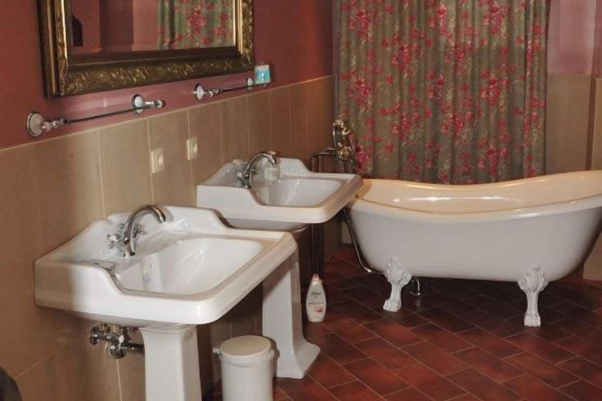 Deluxe suite | Badkamer | Gratis toiletartikelen, een haardroger, handdoeken