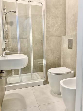 Shower, hair dryer, bidet, towels. Hp Fly Hotel Bologna