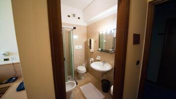 Un bany compacte amb vàter, rentatge i plat de dutxa.