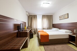 Minibar, escritorio, insonorización y tabla de planchar con plancha 