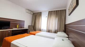 Frigobar, escrivaninha, quartos à prova de som