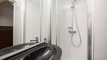Dusche, kostenlose Toilettenartikel, Haartrockner, Handtücher