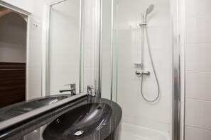 Shower, free toiletries, hair dryer, towels - Hotel Citadella Bucuresti (Bucharest)