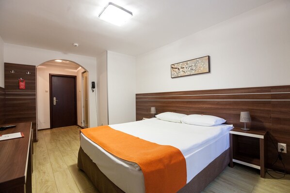 Double Room | Minibar, desk, soundproofing, iron/ironing board