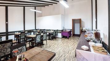 每日供应自助式早餐(每人 EUR 5)