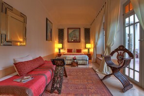 Chambre supérieure double | Literie de qualité, coffre-fort, fer et planche à repasser